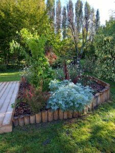 Chantier de création de massif et mise en place d'une pergola dans un parc arboré