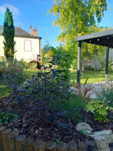 Chantier de création de massif et mise en place d'une pergola dans un parc arboré