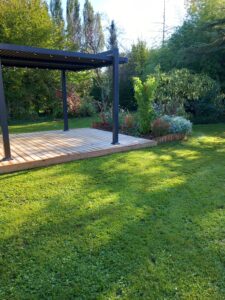 Chantier de création de massif et mise en place d'une pergola dans un parc arboré